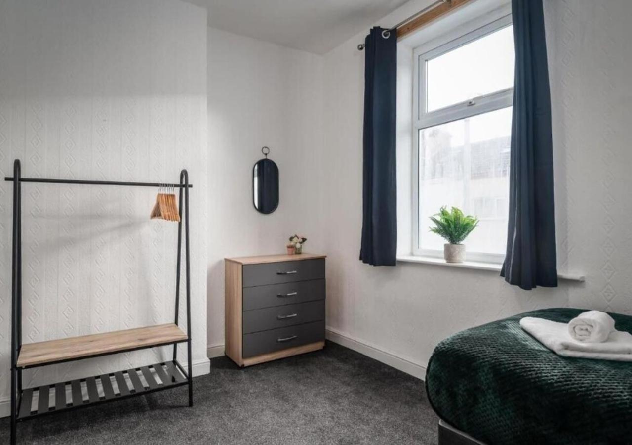 Spacious & Cosy 4 Bedroom House In *